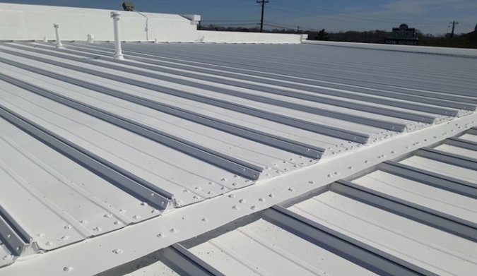 White standing seam metal roof on commercial building — durable and energy-efficient roofing