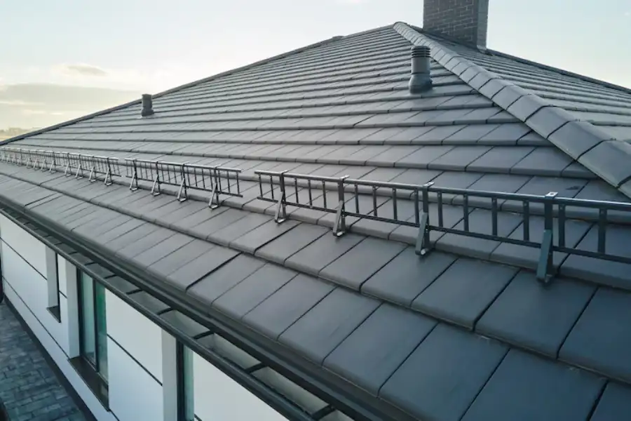 Flat Roof Systems vs. Shingle Roofs: What Is Best for a New Roof in Hamilton, TX?